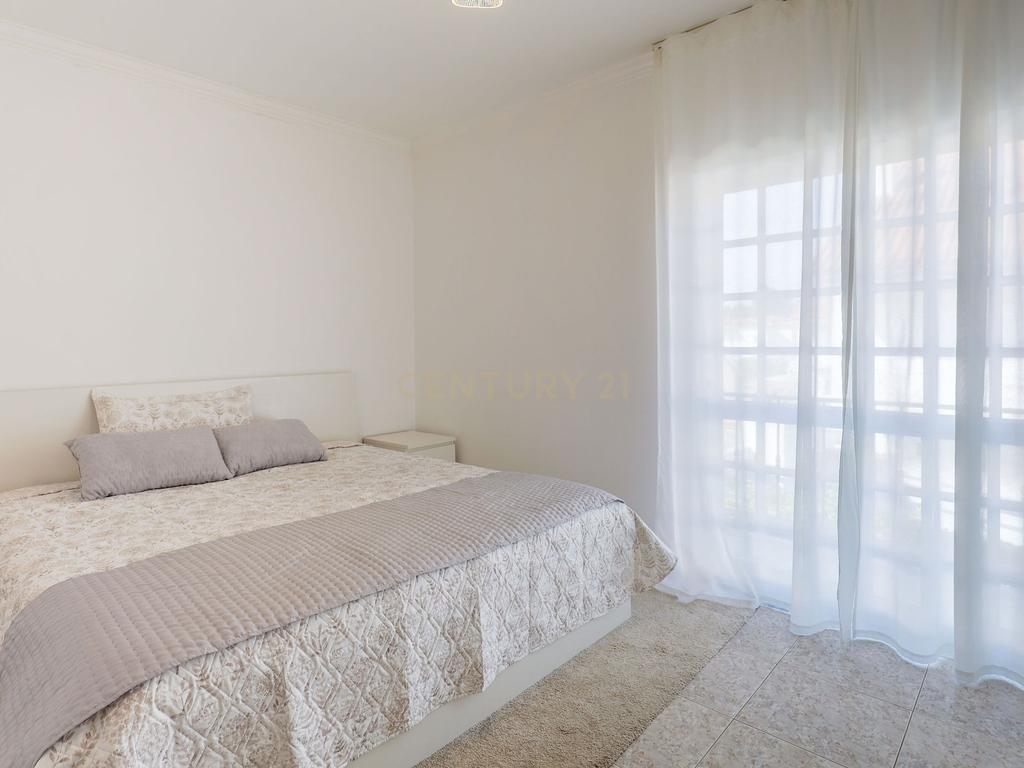 Moradia T3 com Garagem, Espaço Exterior e Sótão Aproveitável na Quinta do Conde - Image 24