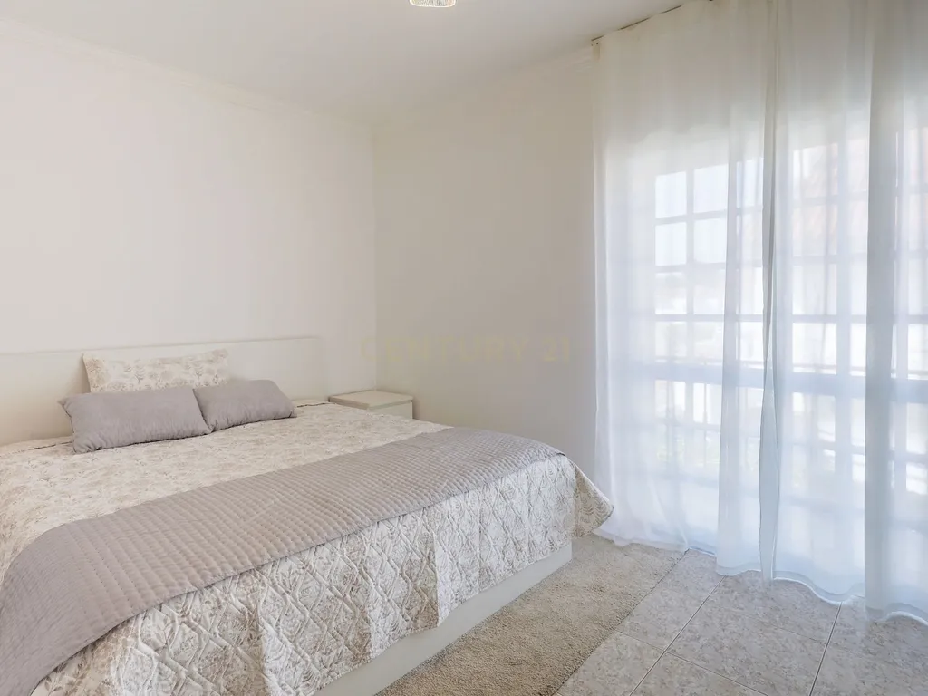 Moradia T3 com Garagem, Espaço Exterior e Sótão Aproveitável na Quinta do Conde - Image 24