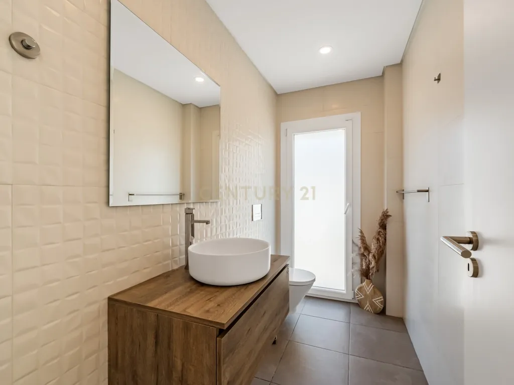 Moradia T4 Contemporânea com piscina, na Aroeira, perto do golf e praias - Image 35