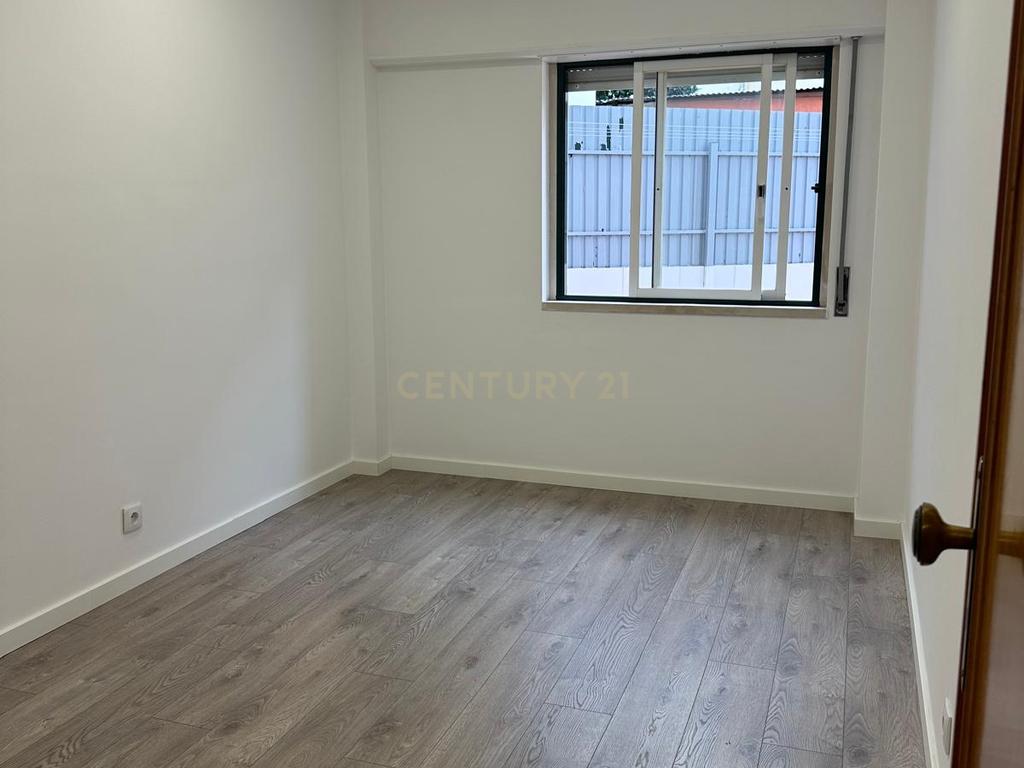 Apartamento T3 com terraço e garagem fechada para Arrendamento – Encosta do Sol - Image 14