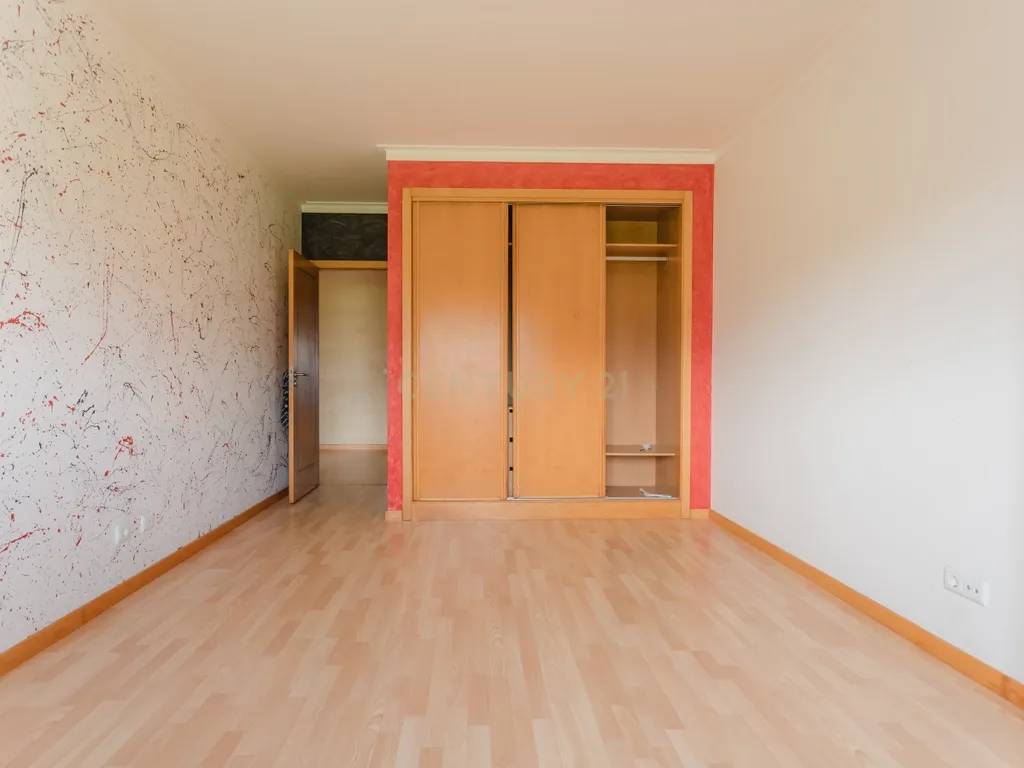 Apartamento T3 com áreas extraordinárias, garagem para 2 carros e perto da praia! - Image 26