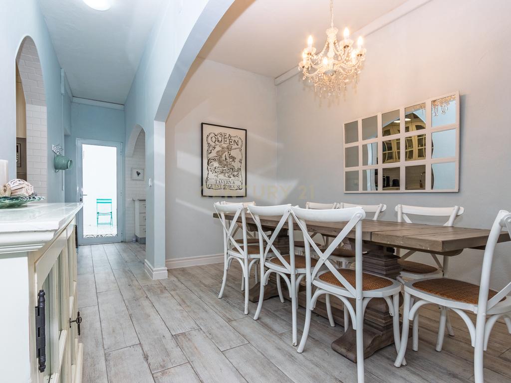 Casa Renovada com Vista para a Cidade em Ponta Delgada - Image 11