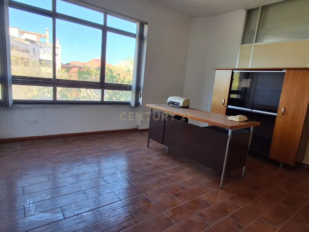 ATENÇÃO INVESTIDORES! Excelente oportunidade de investimento na Amadora. Escritório com 34 m² de área total, dividido em duas salas e corredor. - Image 8