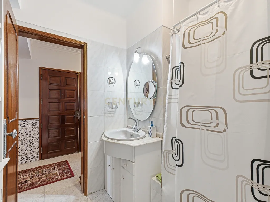 Apartamento T3 com Enorme Potencial de Remodelação na Moita - Image 15