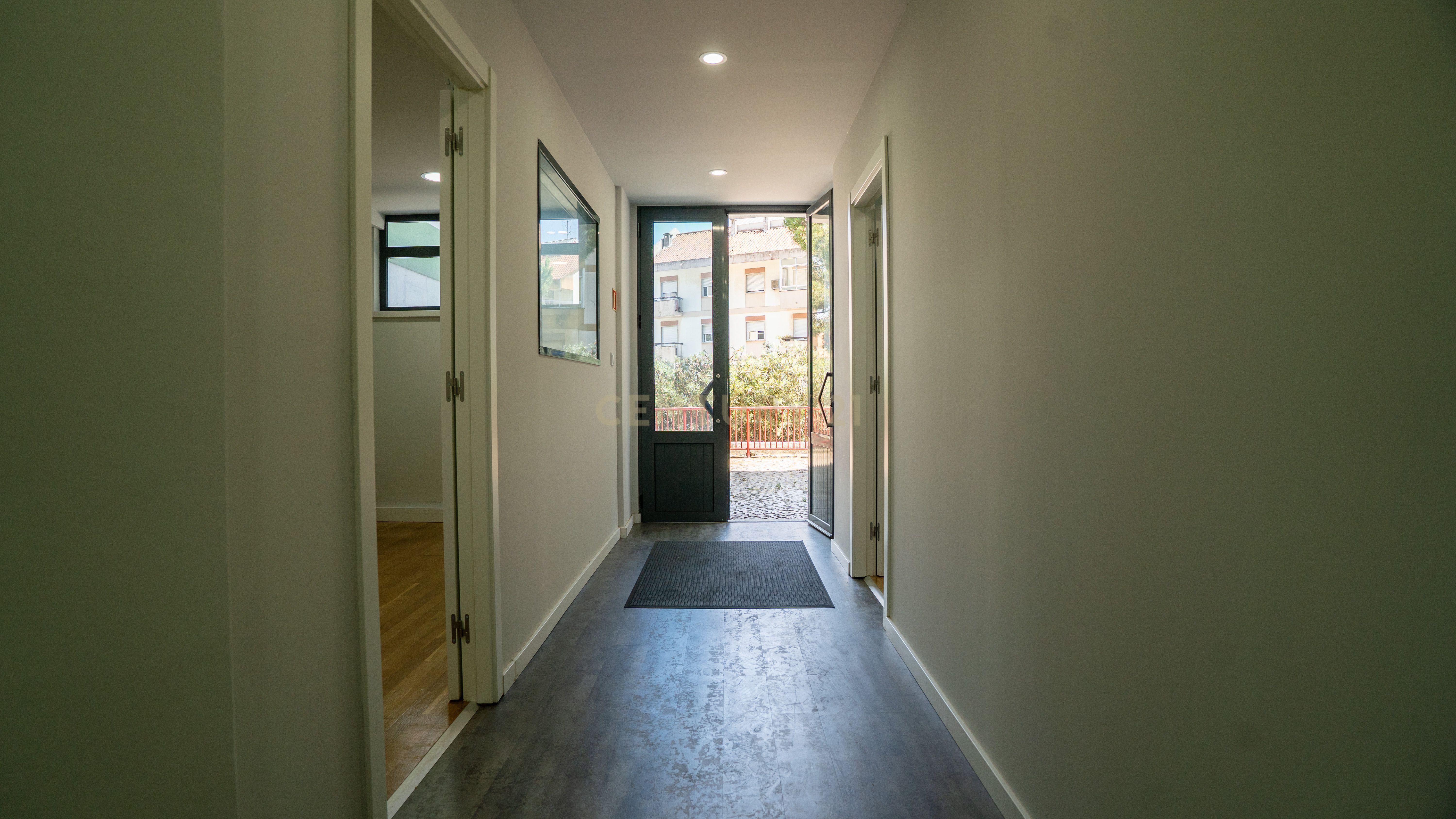 Escritório Mobilado para Arrendamento – Ramada, Odivelas | 92m² | 1.000€/mês - Image 23