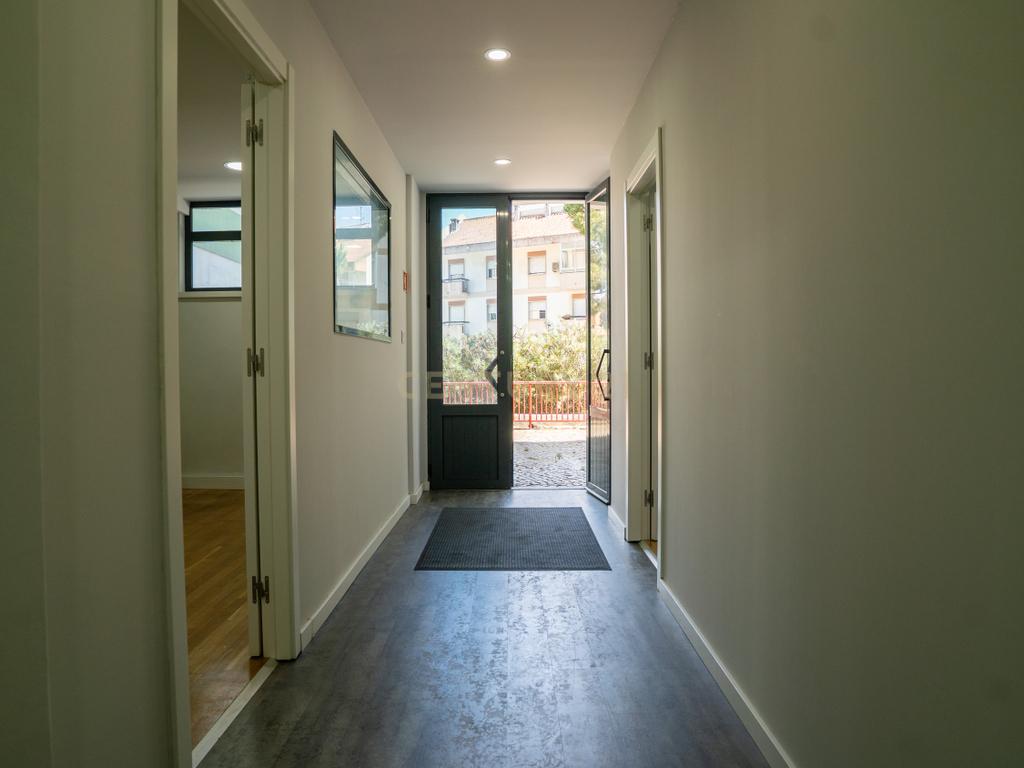 Escritório Mobilado para Arrendamento – Ramada, Odivelas | 92m² | 1.000€/mês - Image 23
