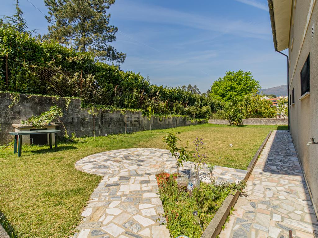 Moradia T3 + T2 em Amares com Jardim e Garagem - Image 39