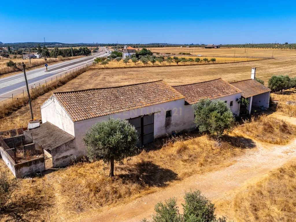 Propriedade, em Prédio Misto, com 17.000m2 localizada a 5Km de Estremoz - Image 9