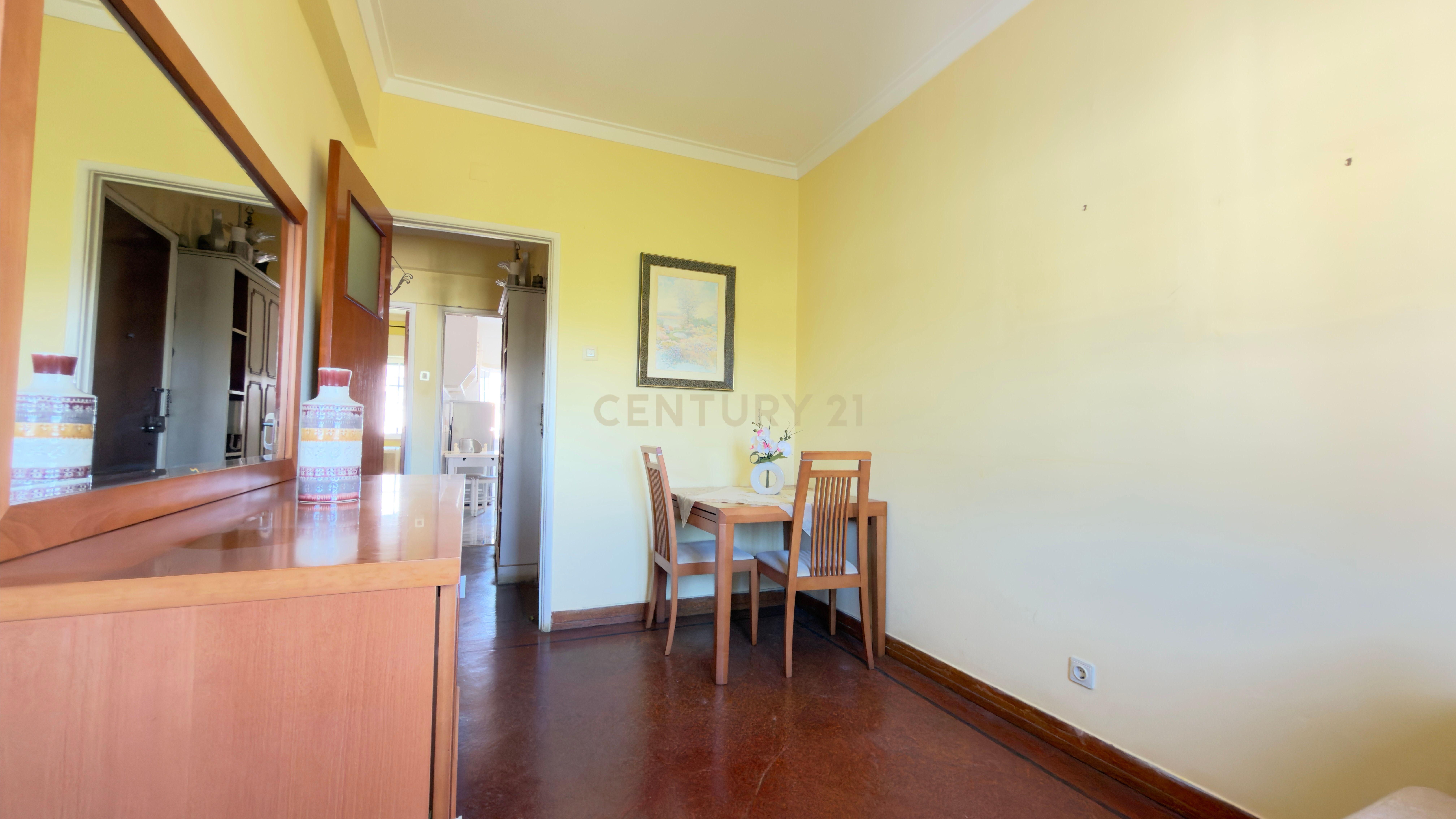 Fotografia 3 de Apartamento T2 para remodelar com vista para o Convento de São Vicente