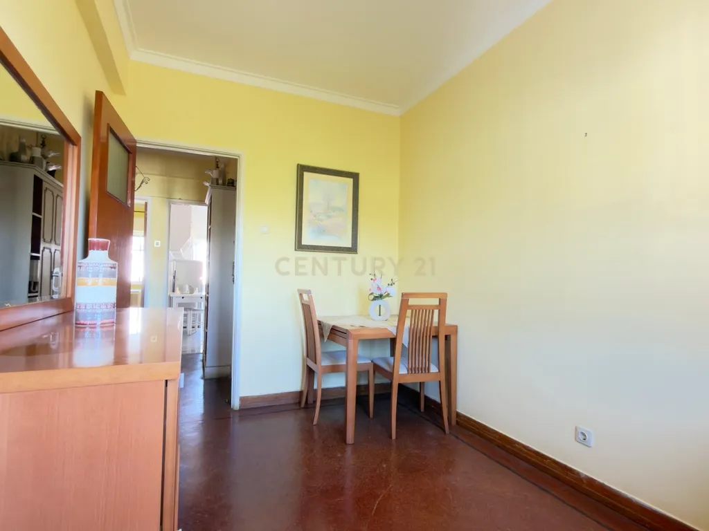 Apartamento T2 para remodelar com vista para o Convento de São Vicente - Image 3