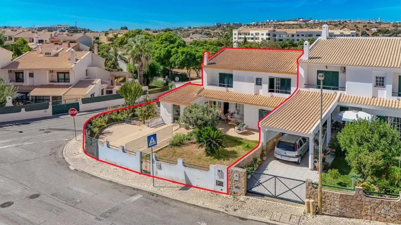 Moradia T2 Multifamiliar C/ 2 Frações Anexas, localizada nos Caliços, em Albufeira