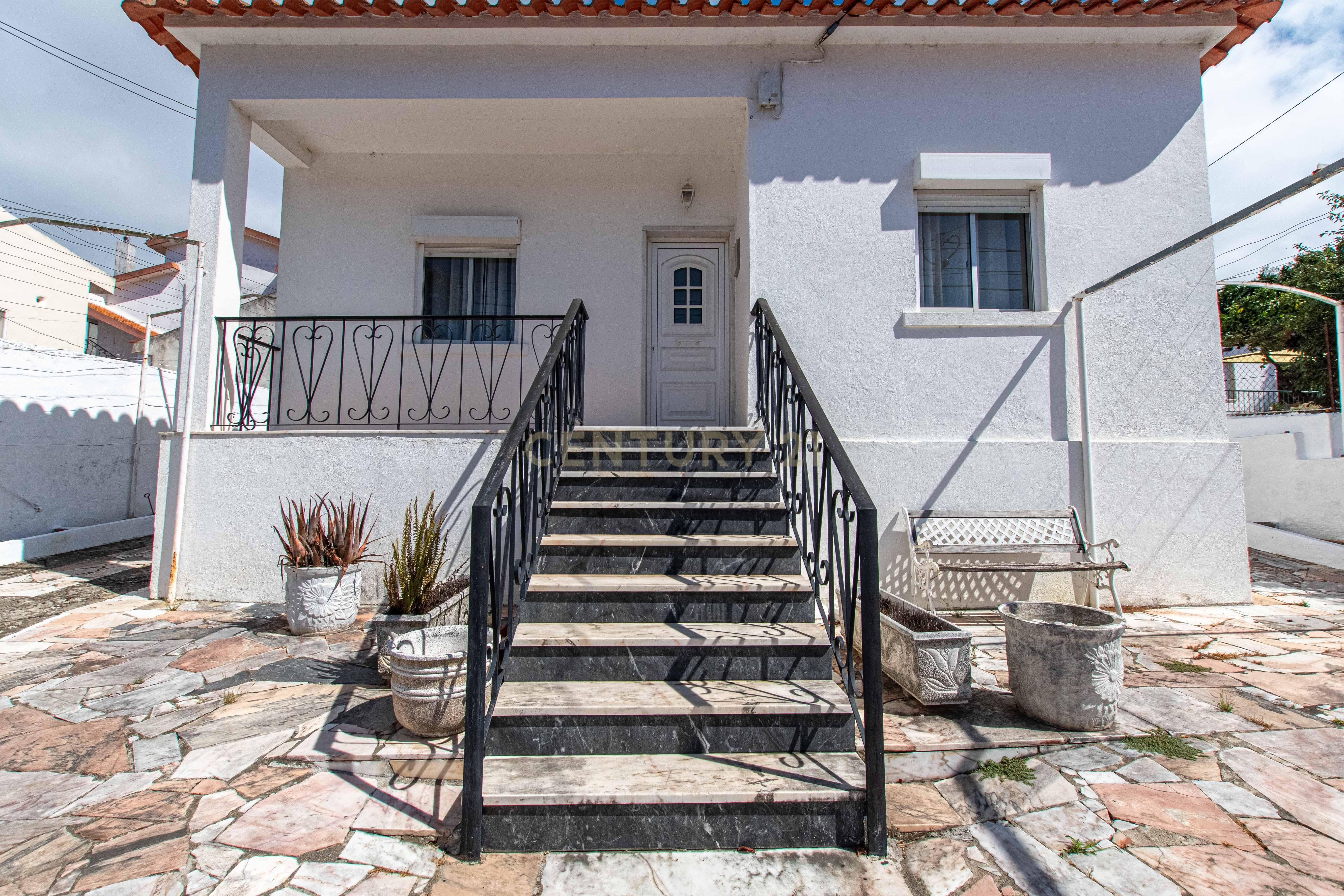 Fotografia 9 de Moradia T2, num terreno com 299m2, em Caneças - Odivelas