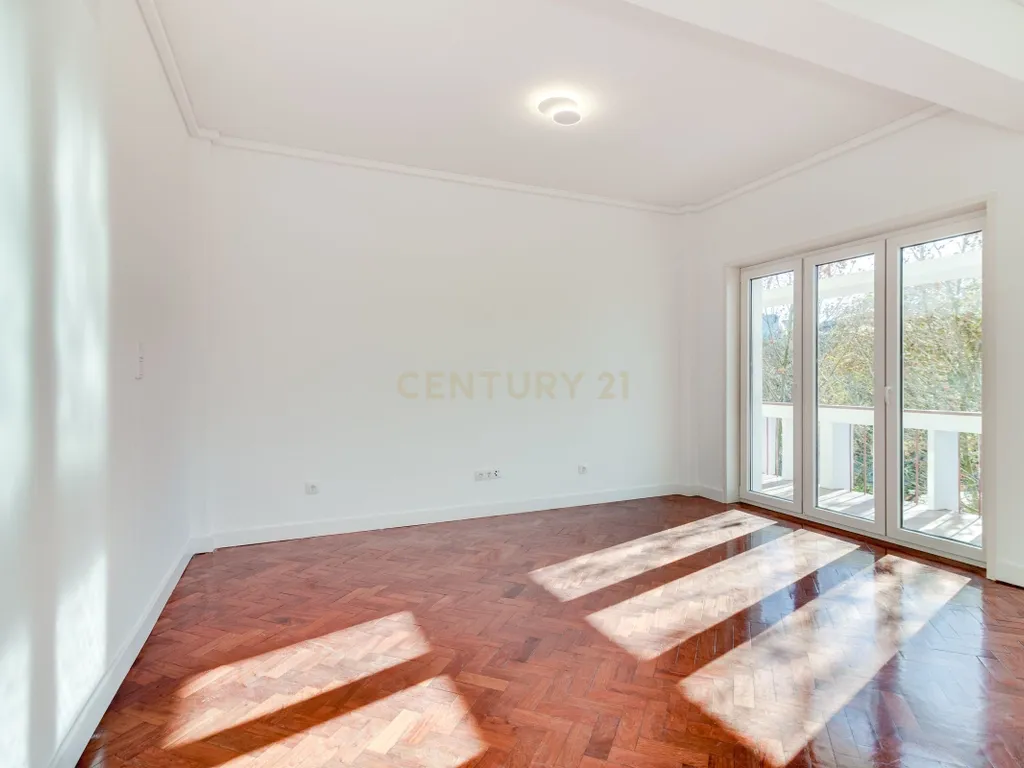 T3 TOTALMENTE RENOVADO COM VARANDA DE 21 m² NO CAMPO PEQUENO – LISBOA - Image 5