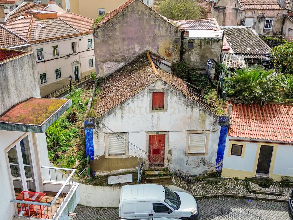 Oportunidade para Investidores - Casa Centenária no Alto de Algés - Image 1