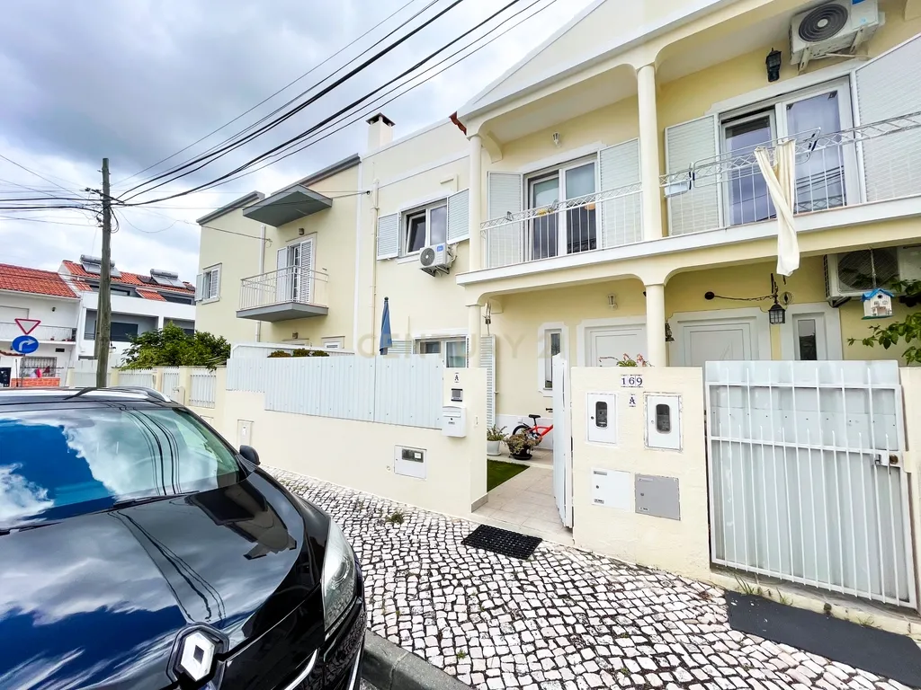 Moradia T3 Renovada com Terraço na Quinta do Conde – Sesimbra - Image 1