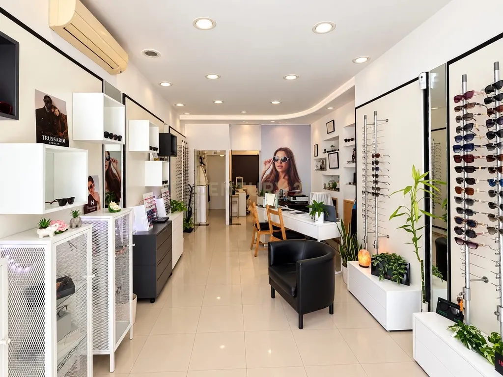 Loja Renovada com Excelente Localização no Laranjeiro - Image 1