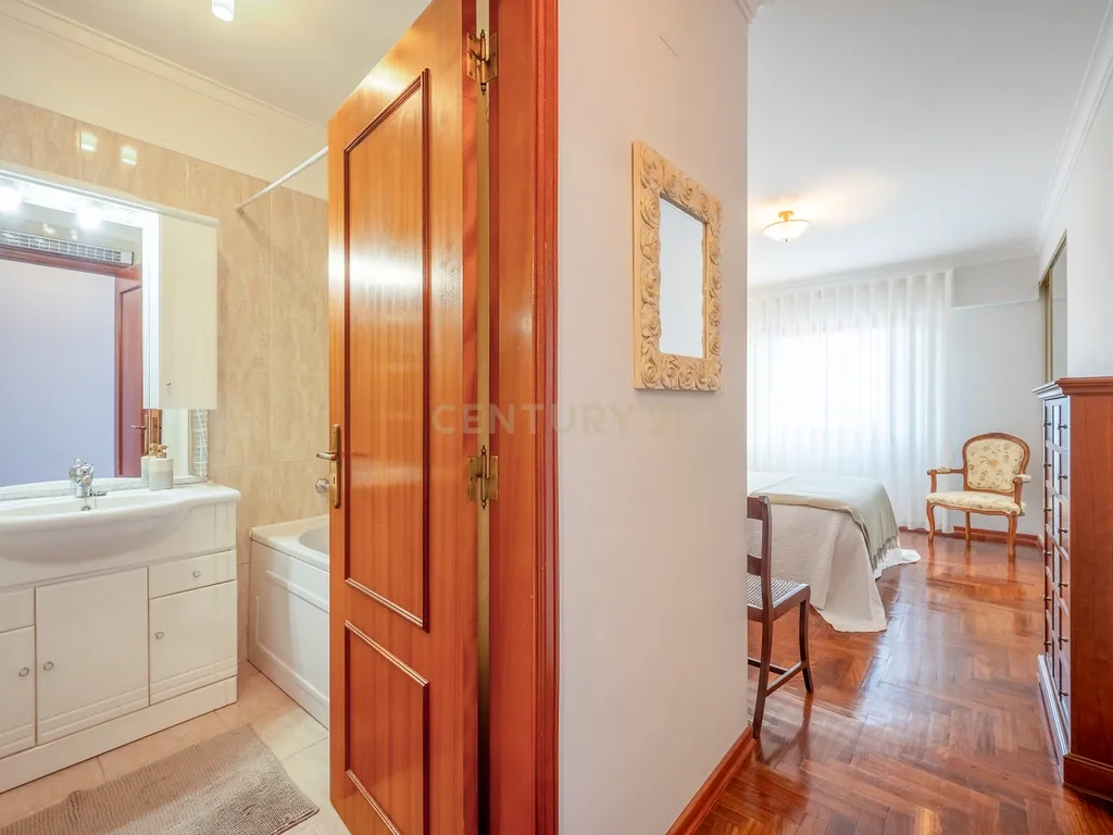 Apartamento T3, com Box de 85 m2 e Arrecadação em Odivelas - Image 12