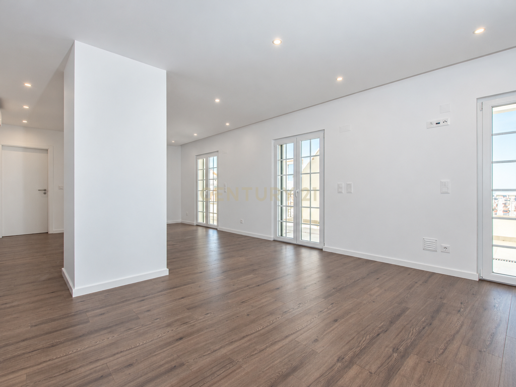 T2 Novo e Exclusivo no Neudel | Terraço de 32 m² + Espaço Extra de 44 m² - Image 6
