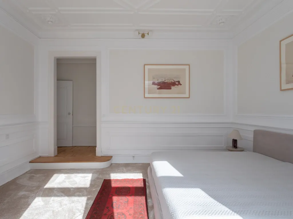 Apartamento Renovado e Mobilado na Av. João Crisóstomo, Lisboa - Image 11