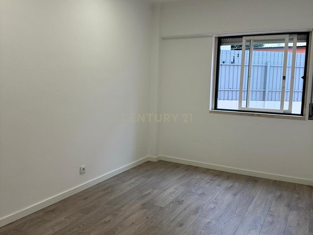 Apartamento T3 com terraço e garagem fechada para Arrendamento – Encosta do Sol - Image 12