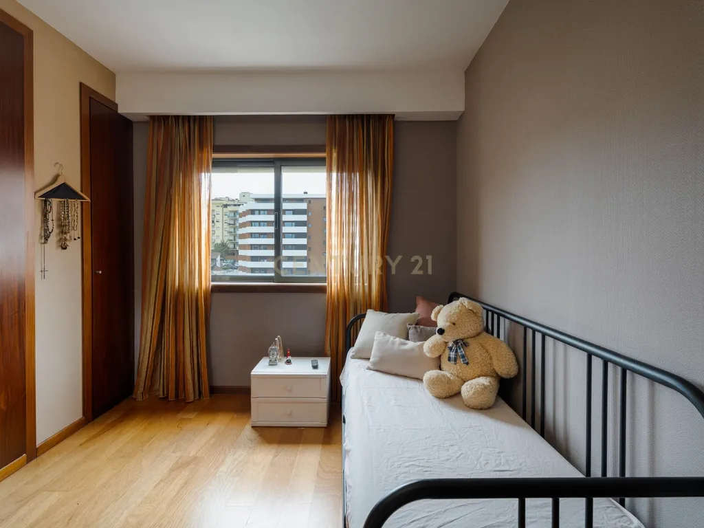 Penthouse Exclusiva T5 – Luxo, Conforto e Espaço em Pleno Coração da Cidade - Image 32
