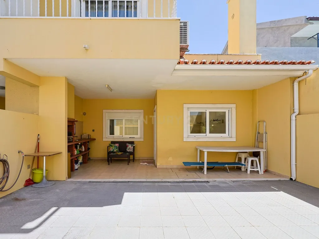 Moradia T3 com garagem e espaços exteriores nos Foros de Amora, Seixal - Image 29