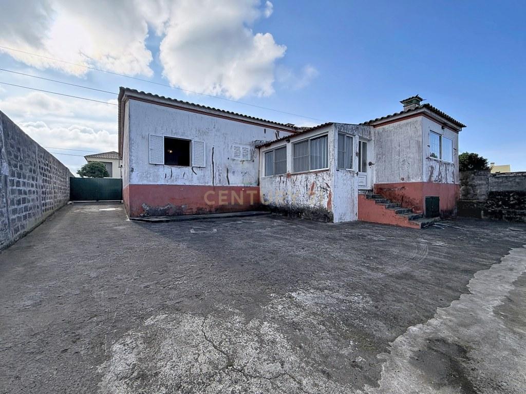 Moradia T3+1 térrea com garagem, jardim e amplo terreno — Aflitos, Fenais da Luz - Image 35