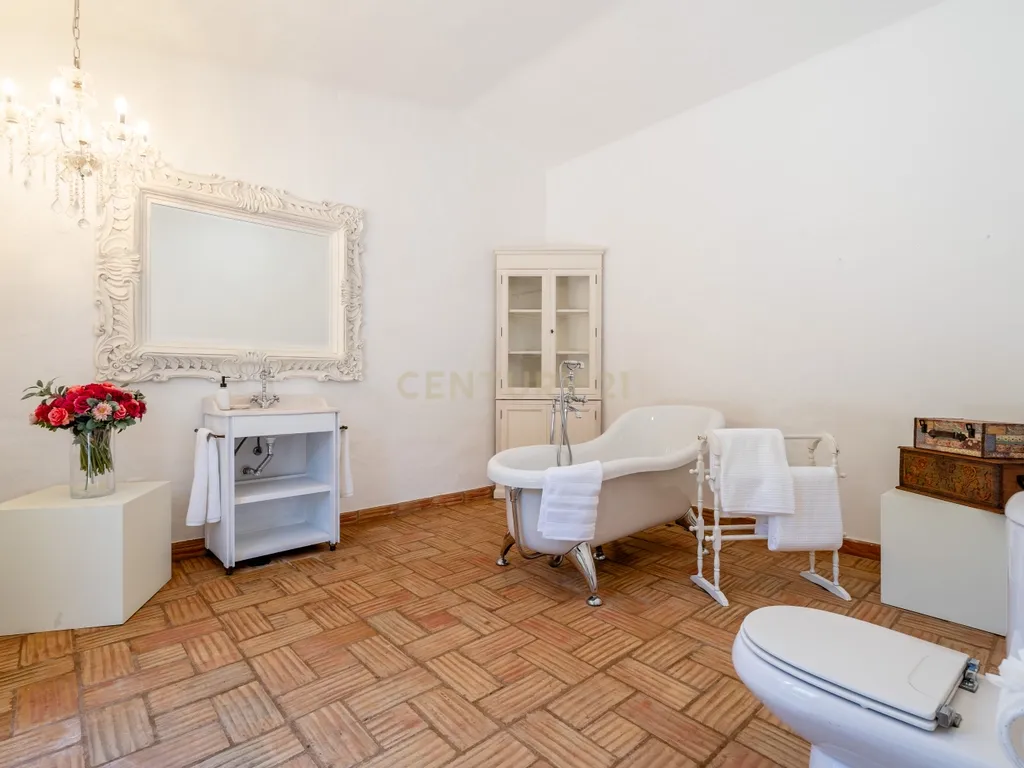 Moradia Exclusiva Térrea com Piscina Aquecida, Jardim e Total Privacidade na Urbanização Serra e Mar - Image 38