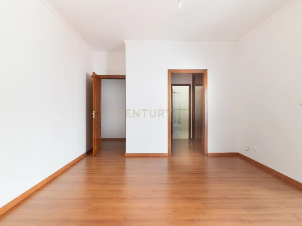 Moradia T4+1 | 368 m² | Garagem para 4 Viaturas | Casal do Bispo, Famões - Image 9