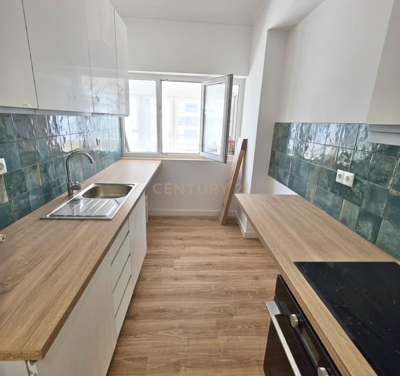 Apartamento Renovado em Algés, Oeiras - 2 Quartos e 2 WC - Image 10
