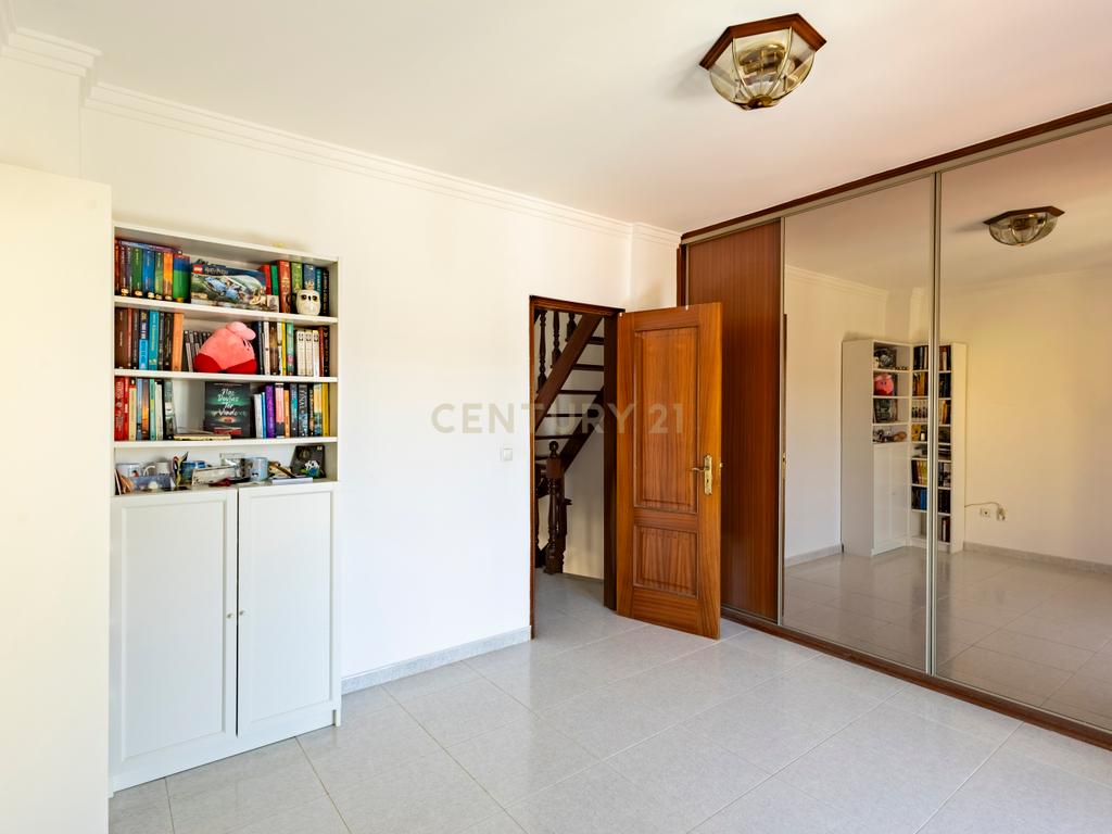 Moradia T2 Geminada com Aproveitamento de Sótão na Quinta do Conde - Image 13