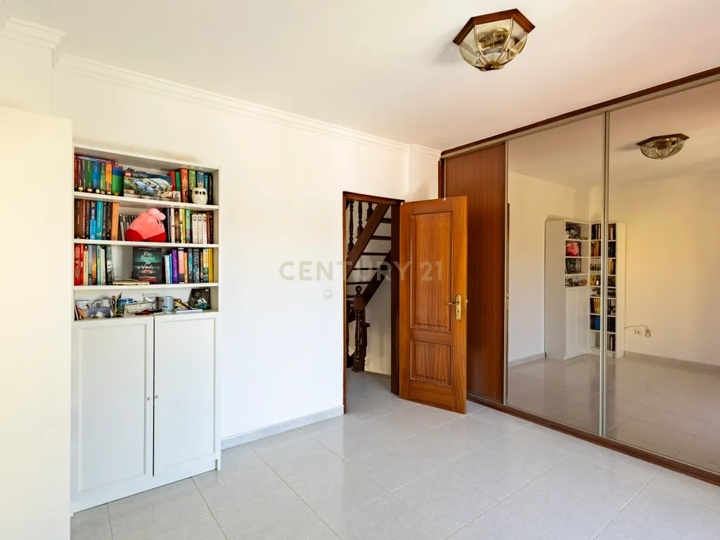 Moradia T2 Geminada com Aproveitamento de Sótão na Quinta do Conde - Image 13