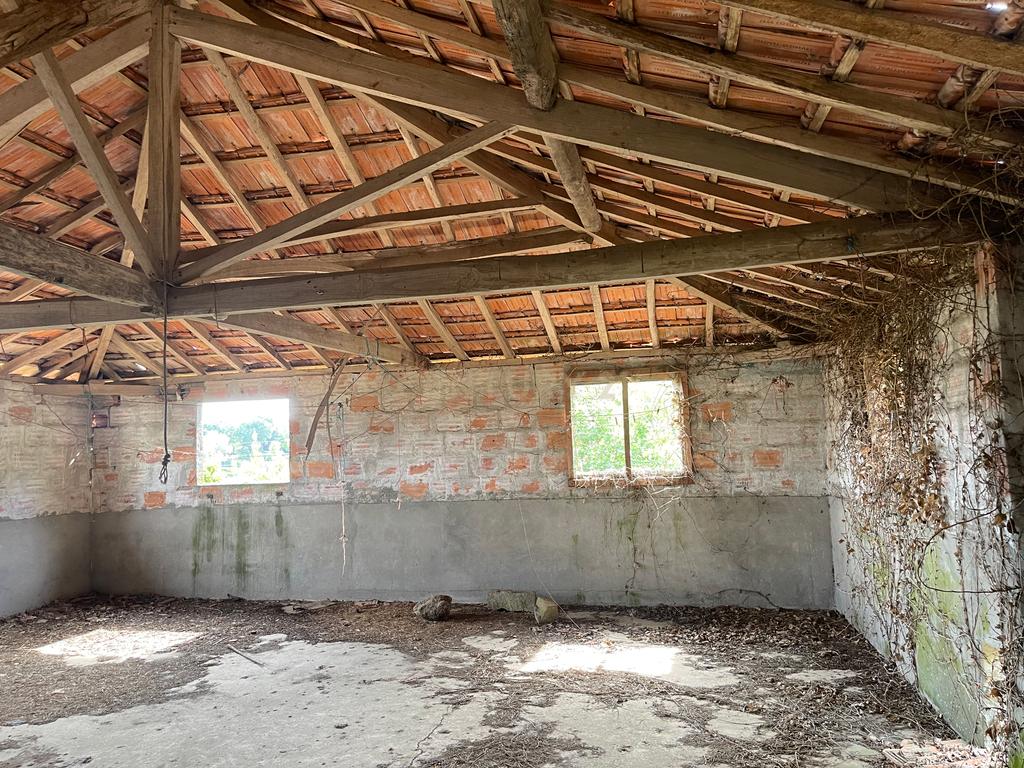 Propriedade com 1,8 hectares de área urbana e 3,2 hectares de solo fértil e floresta, composta por 8 edifícios independentes totalizando 700 m² de área construída, localizada no centro de Serrazes, São Pedro do Sul. - Image 59