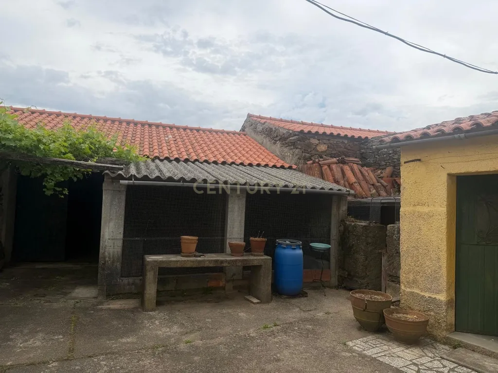 Excelente Oportunidade! Espaçosa Moradia T3 com Terraço em Mata, Castelo Branco - Image 7