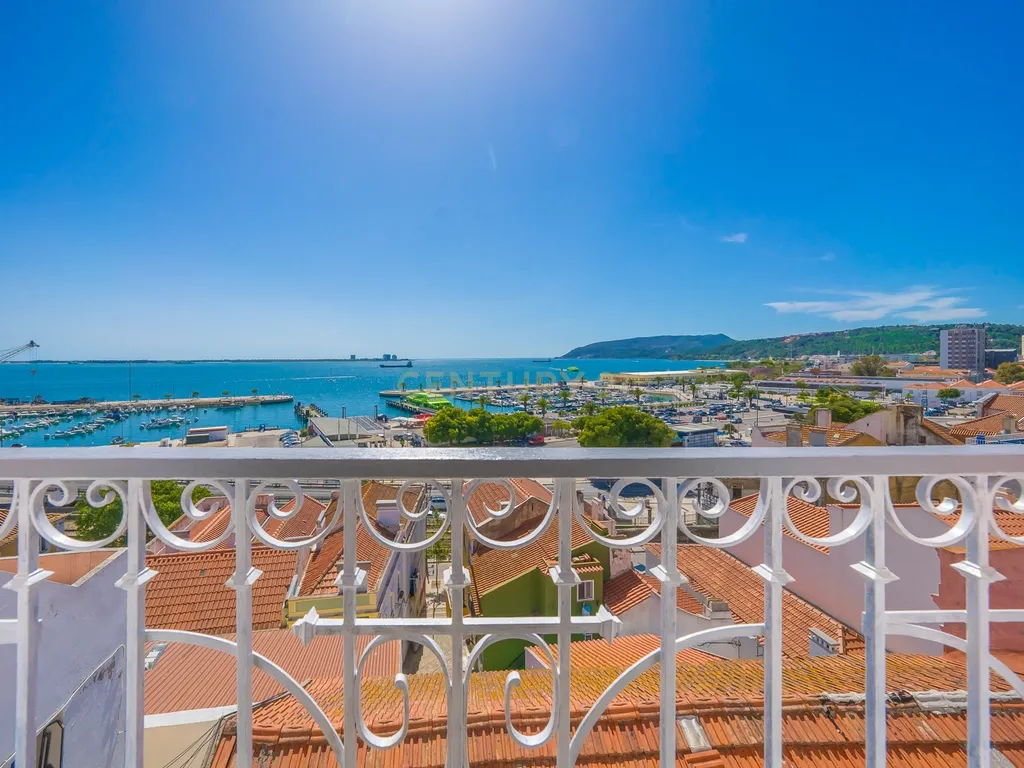 Apartamento com charme em Setúbal com uma vista soberba para o rio e terraço - Image 6
