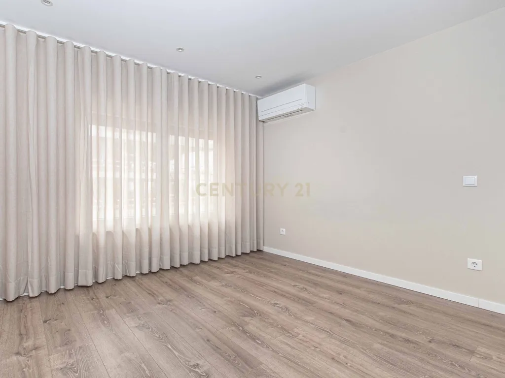 T3 moderno e espaçoso, com varanda e excelente localização no Montijo. - Image 26