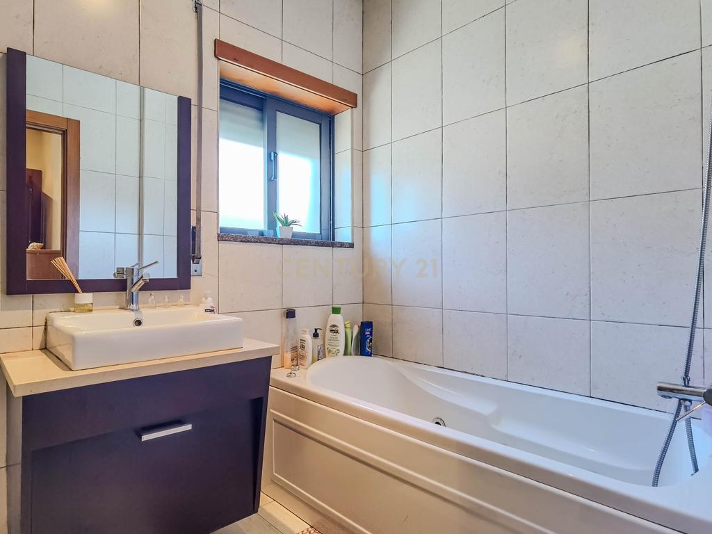 Apartamento T2 com Garagem e Arrumos — Coronado, São Mamede - Image 8