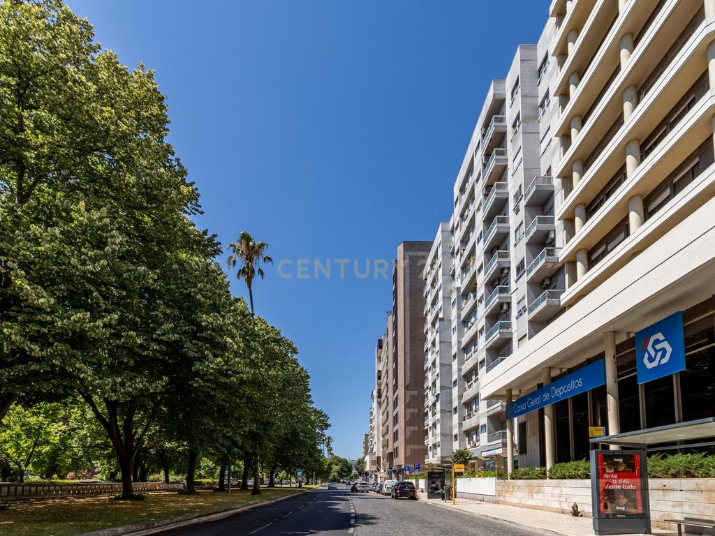 T2 Totalmente remodelado no Campo Grande com lugar de garagem - Image 1