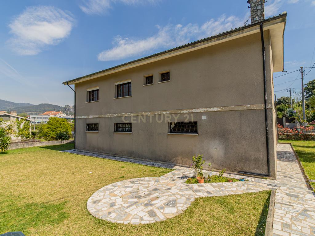 Moradia T3 + T2 em Amares com Jardim e Garagem - Image 35