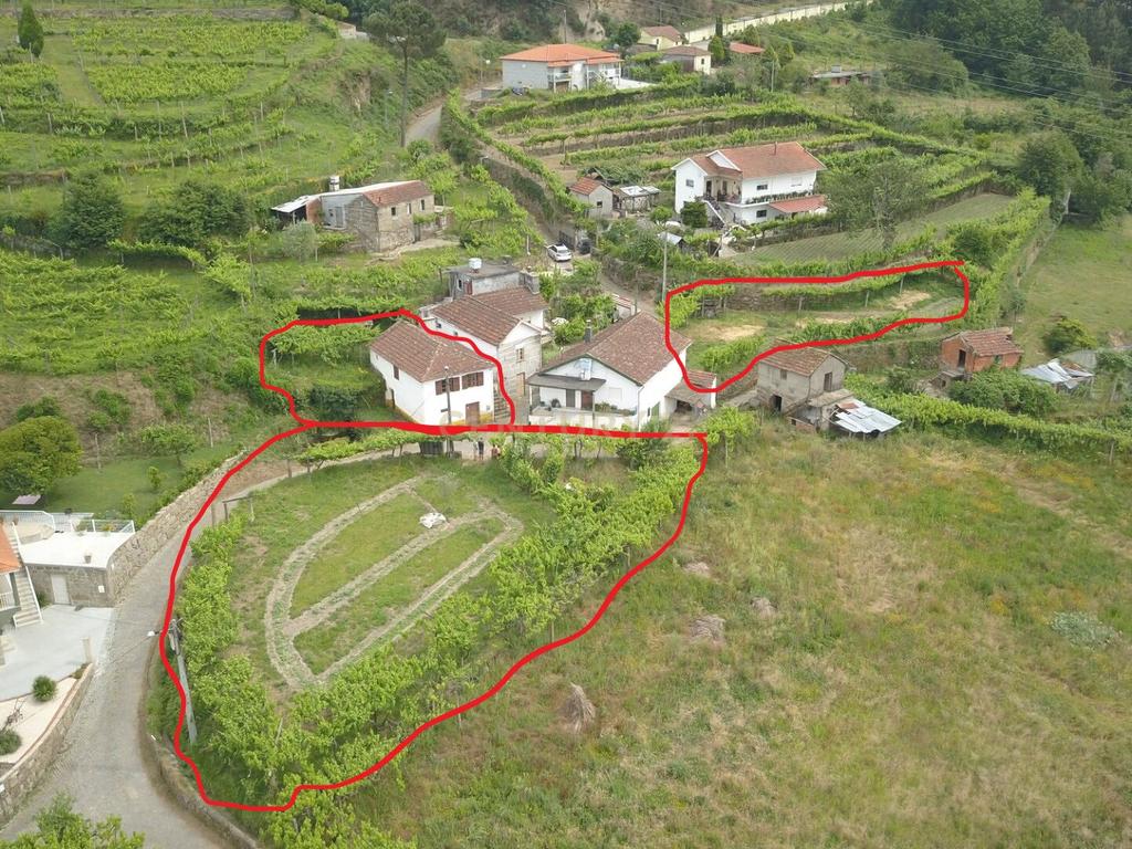 Moradia T2 em Travanca, Cinfães – Ideal para Habitação ou Férias - Image 1
