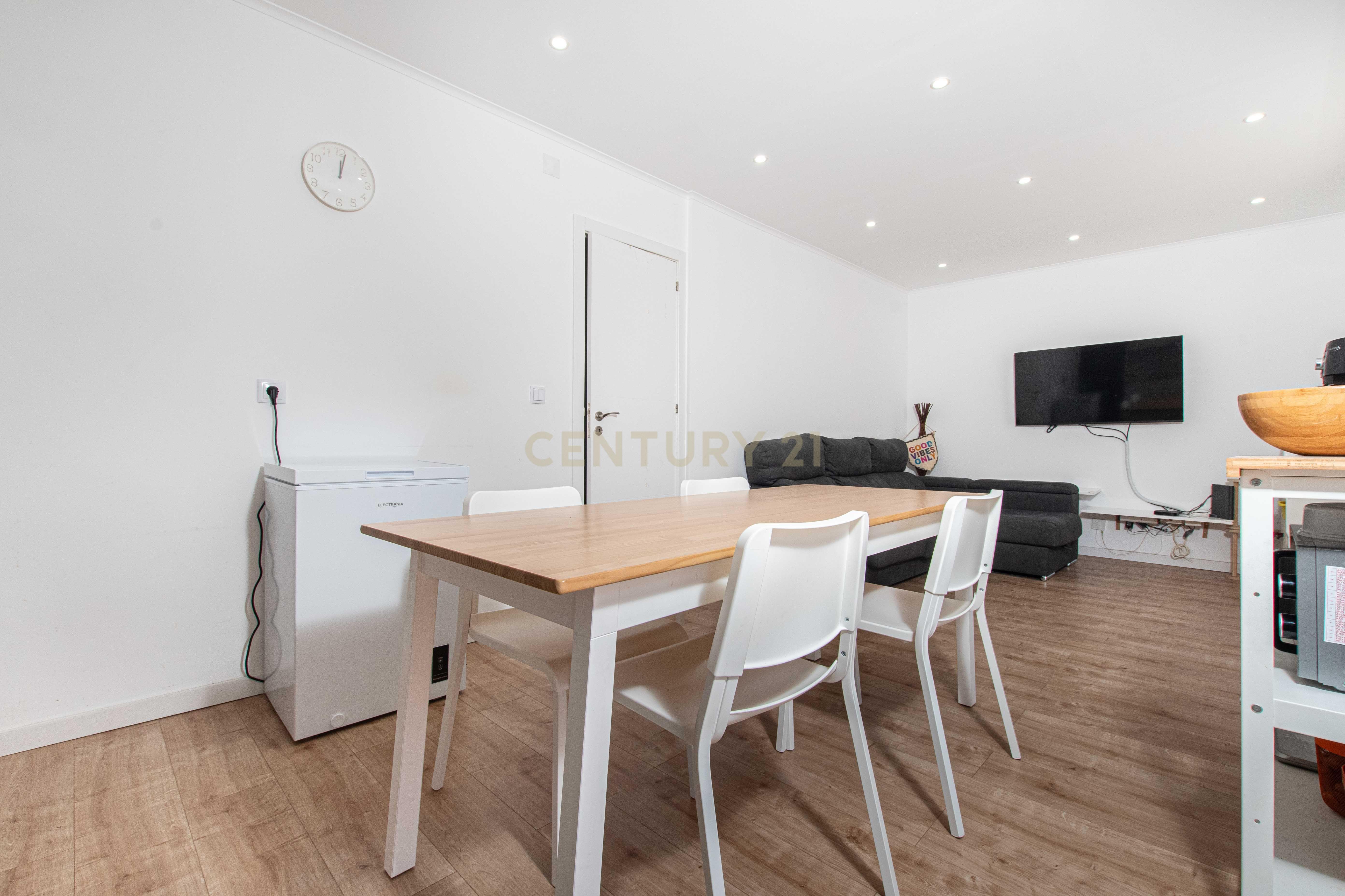 Fotografia 8 de Apartamento T3 remodelado no Casal de São Brás , Amadora