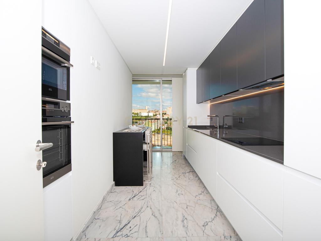 Apartamento de Luxo com 3 Quartos Virado a Sul na prestigiada Infinity Tower - Image 12