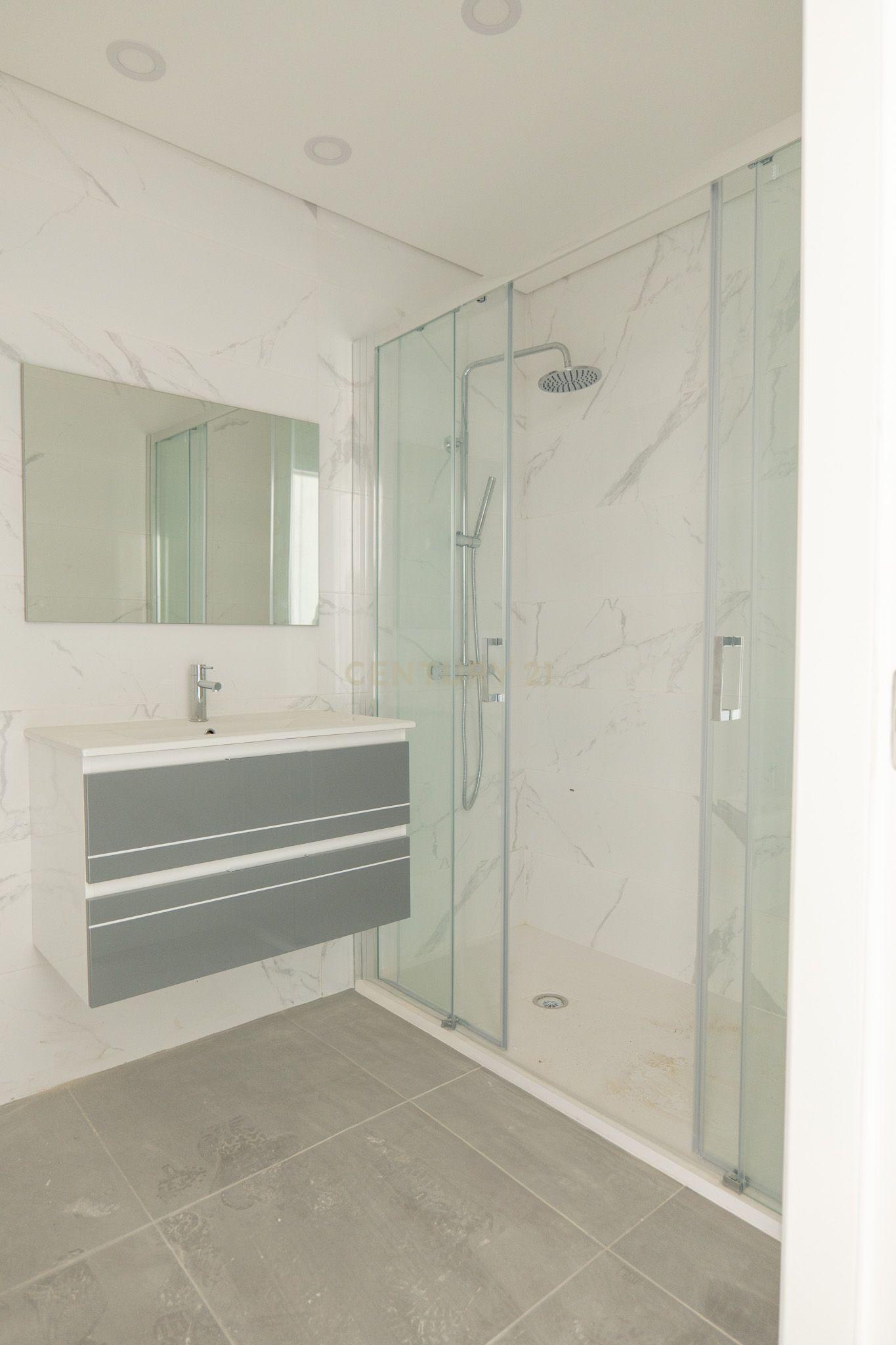 Fotografia 11 de CONDOMINIO QUINTA DA LADEIRA - T2 Duplex com Varandas, Parqueamento e Arrecadação