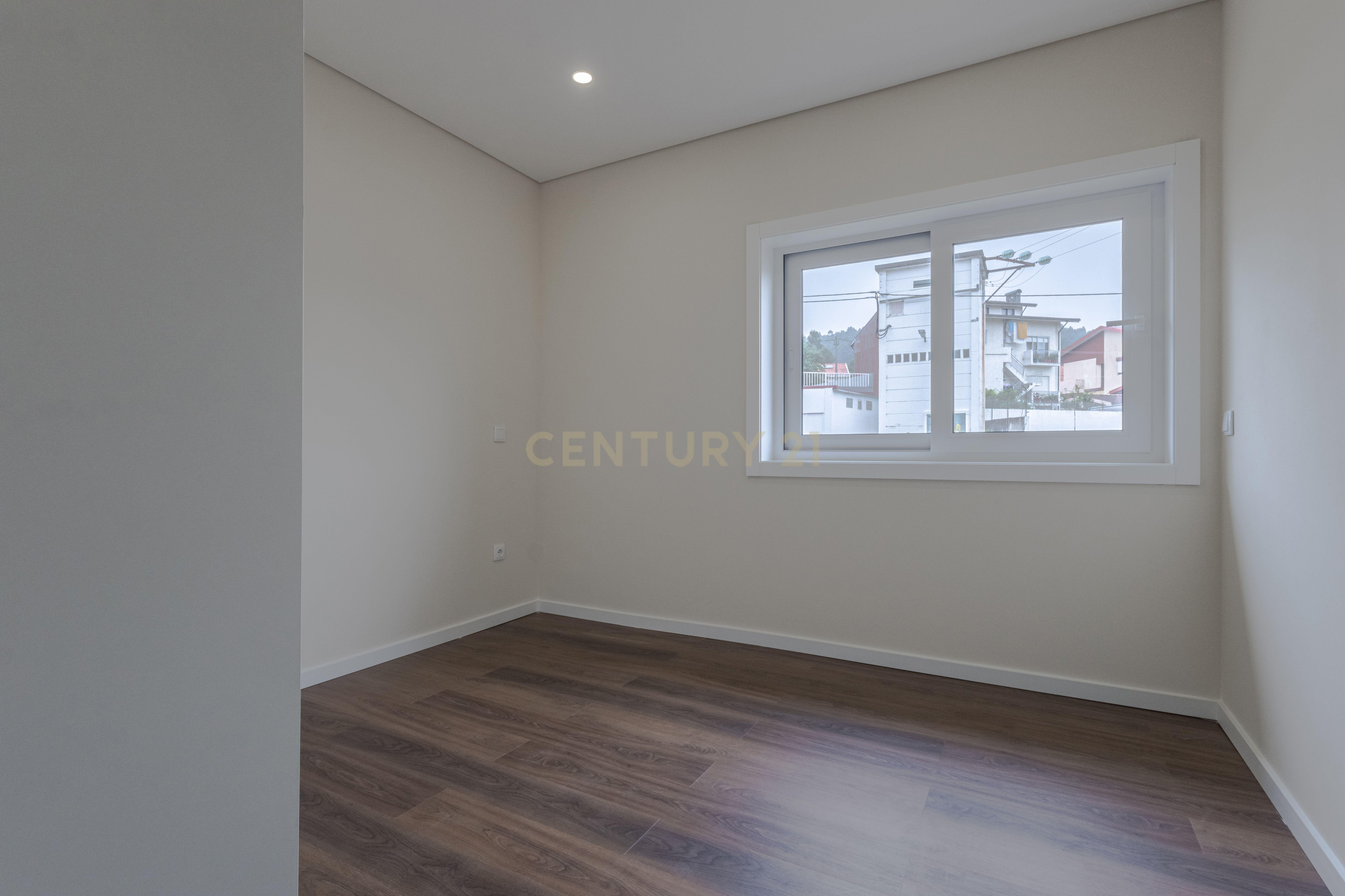 Fotografia 8 de Apartamento T2 Novo com Varanda e Lugar Duplo de Garagem