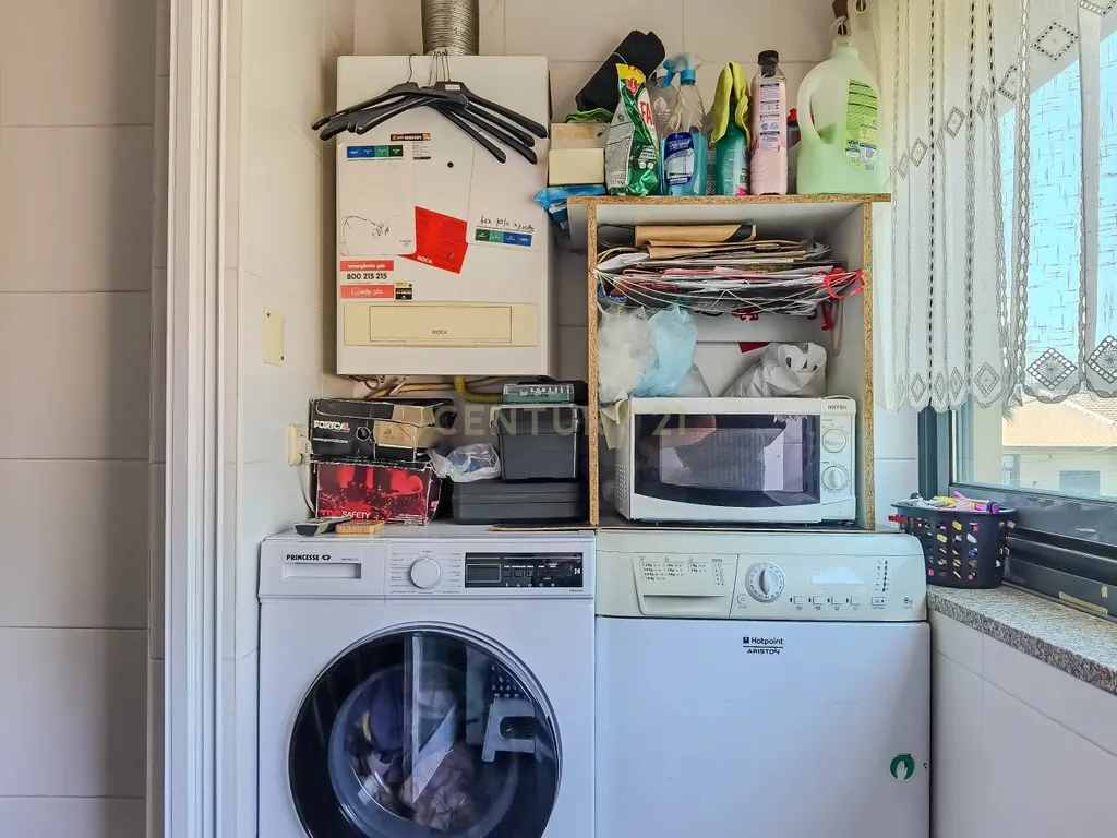 Apartamento T2 com Garagem e Arrumos — Coronado, São Mamede - Image 17