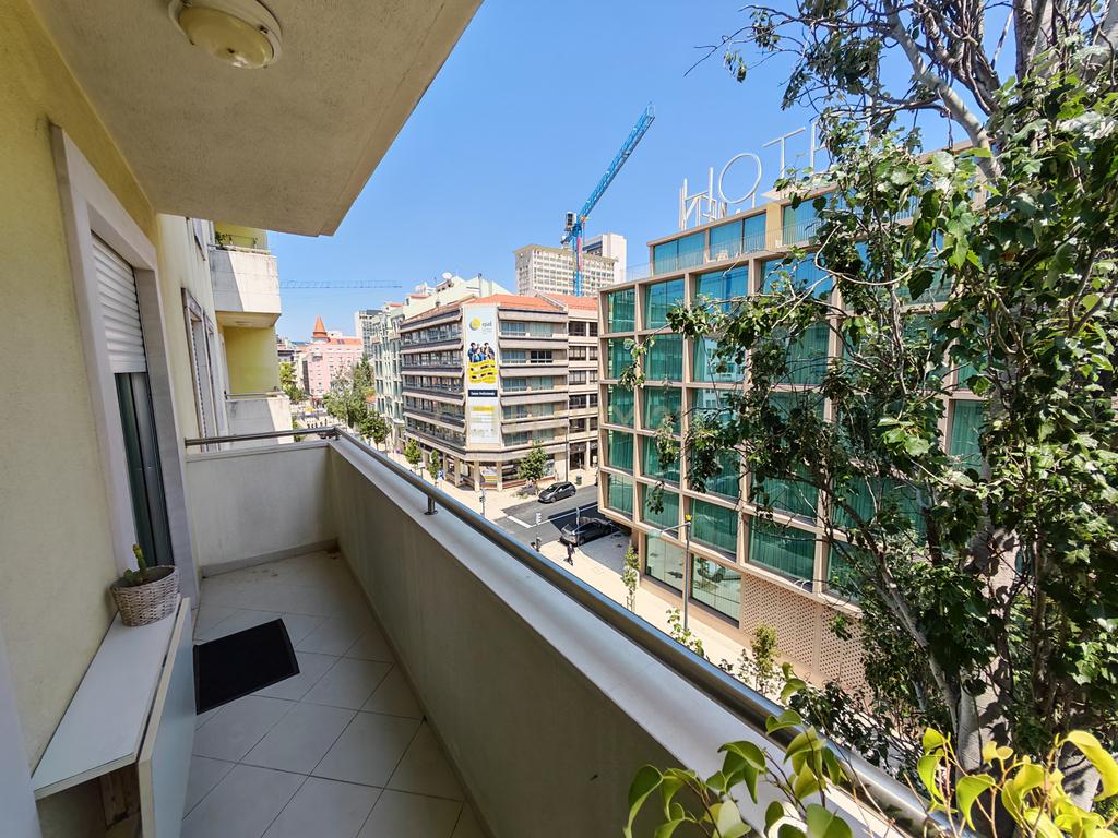 Imóvel T3 espaçoso nas Picoas, com 3 WC, 2 estacionamentos - Image 8