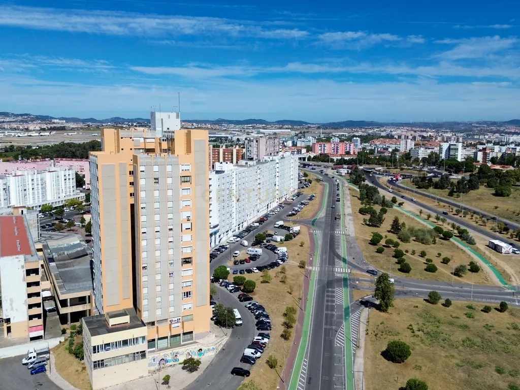 T3 com 73m² | 4º andar com elevador | Para remodelar em Lisboa - Image 21