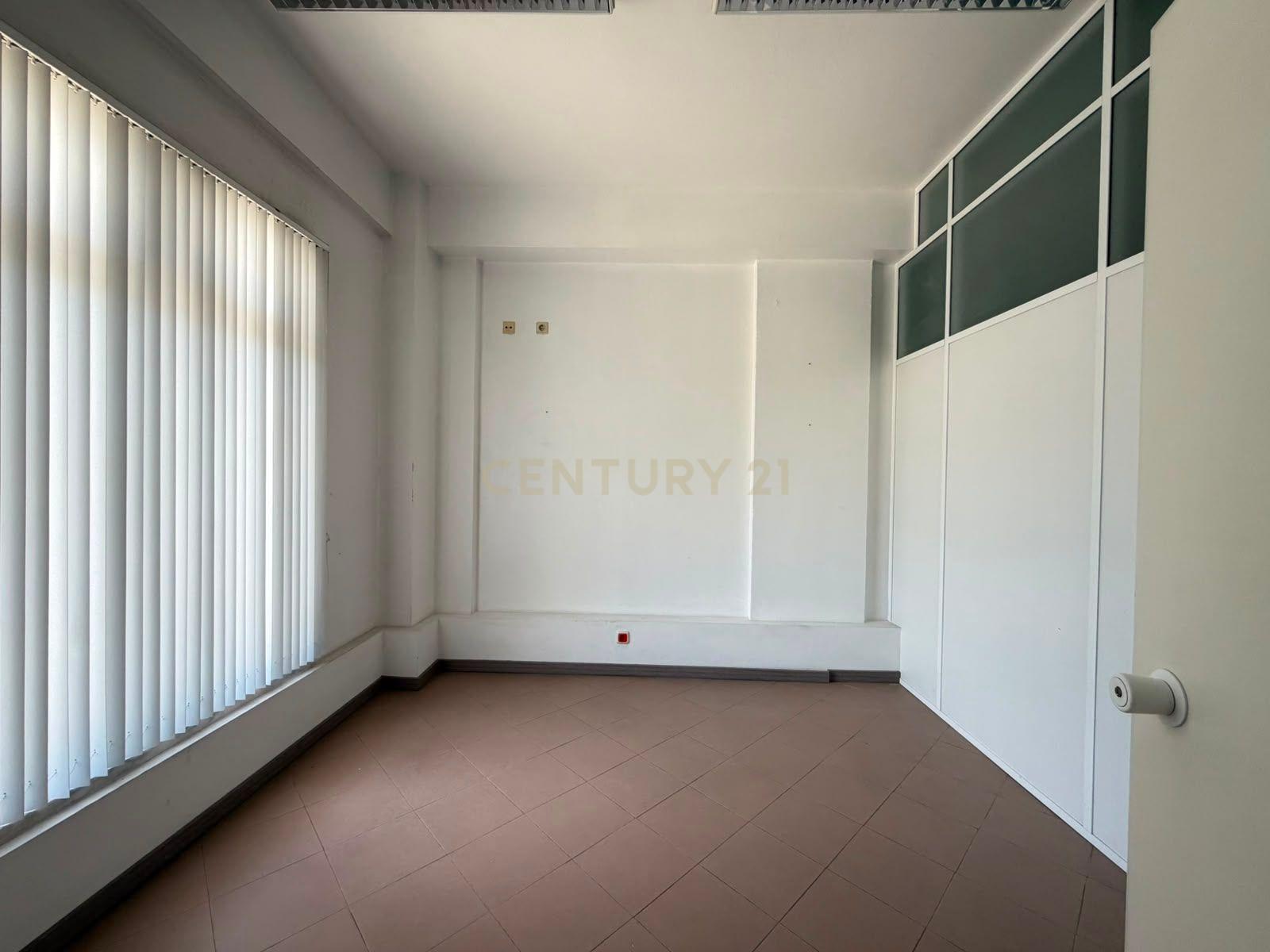 Fotografia 10 de Loja com 85m2 e duas casas de banho em Setúbal