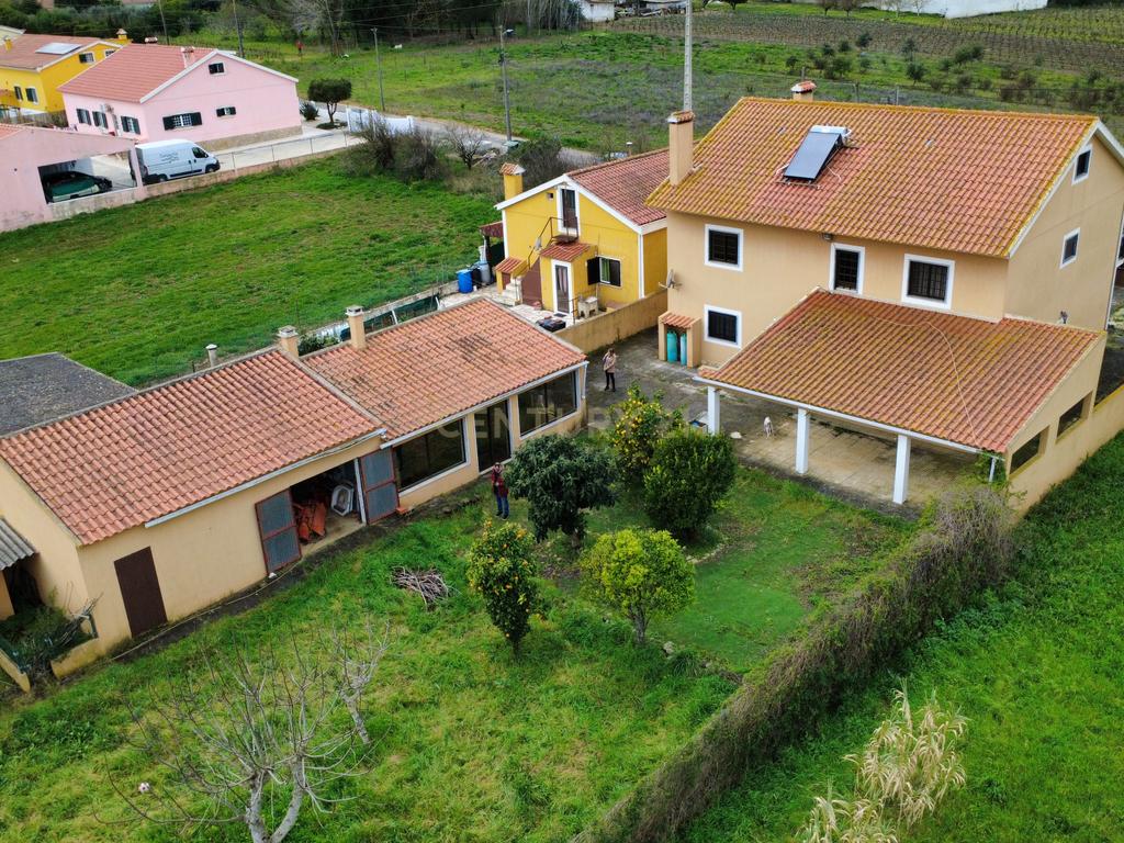 Espetacular Moradia T4 com Jardim e Vista Campestre em Alenquer - Image 1