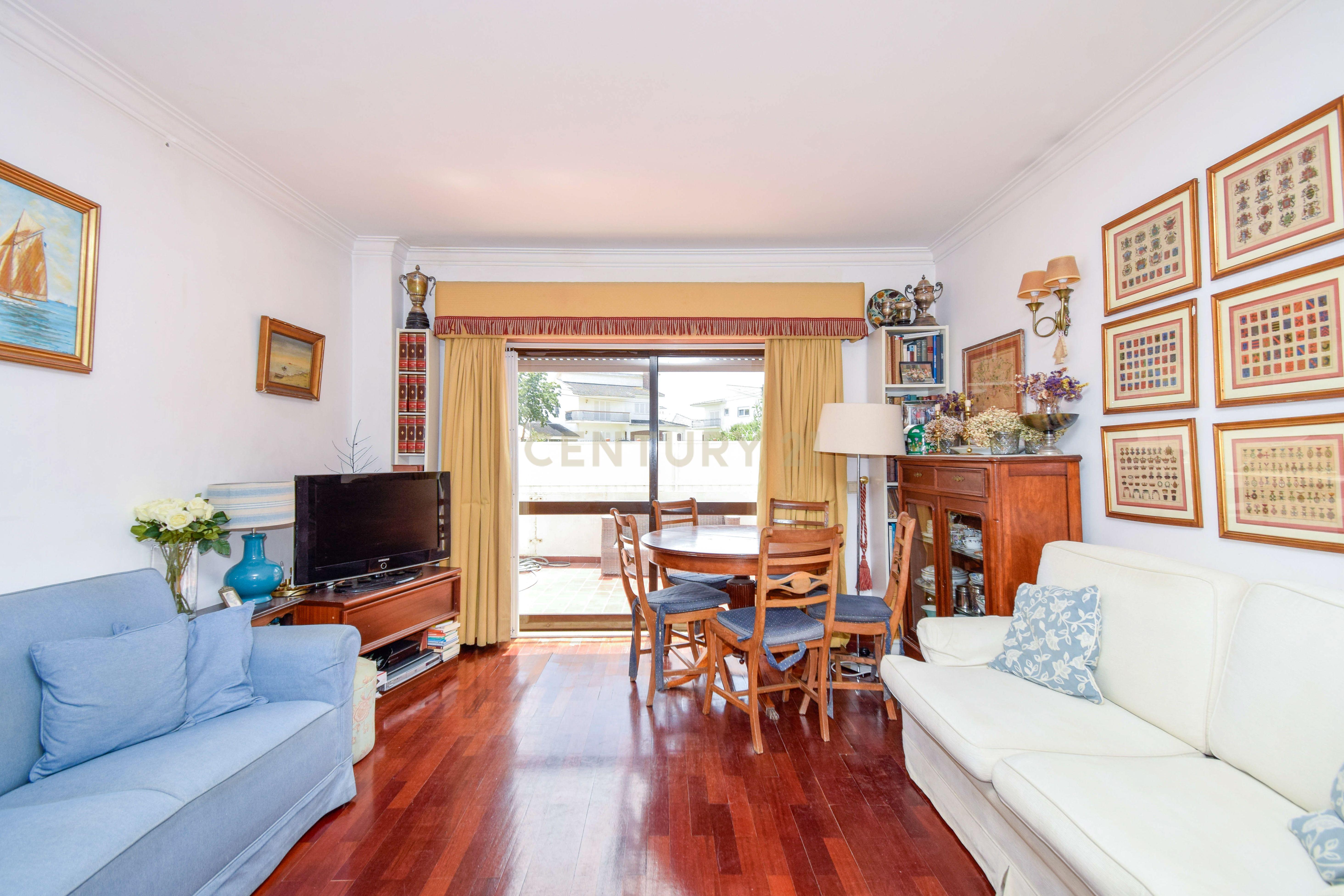 Apartamento T2 + 1 | Jardim e Estacionamento junto à Praia - Image 7